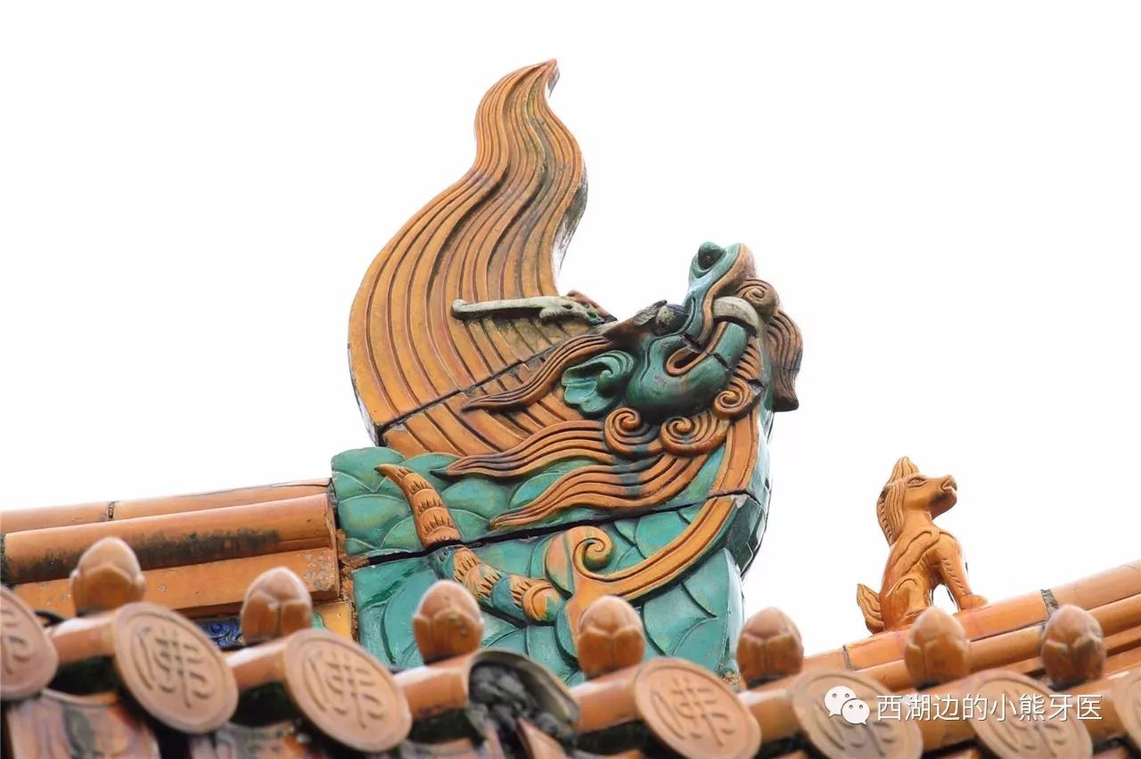 在中国古建筑里, 还有其他的龙子和神兽隐藏其中, 嘲风,龙子之一