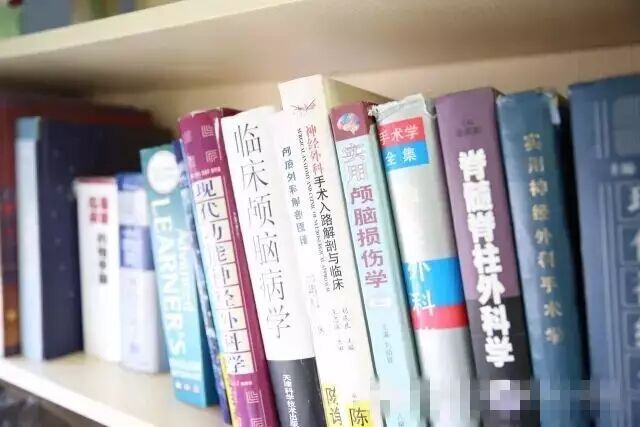 手术室无影灯怎么安装直击手术室 ｜ 无影灯下，你以为递把手术刀很简单？_https://www.jmylbn.com_新闻资讯_第9张