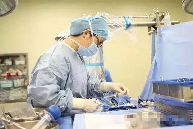 手术室无影灯怎么安装直击手术室 ｜ 无影灯下，你以为递把手术刀很简单？_https://www.jmylbn.com_新闻资讯_第2张