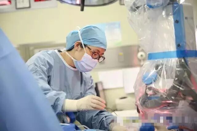 手术室无影灯怎么安装直击手术室 ｜ 无影灯下，你以为递把手术刀很简单？_https://www.jmylbn.com_新闻资讯_第5张