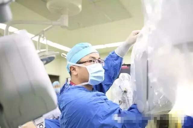 手术室无影灯怎么安装直击手术室 ｜ 无影灯下，你以为递把手术刀很简单？_https://www.jmylbn.com_新闻资讯_第4张