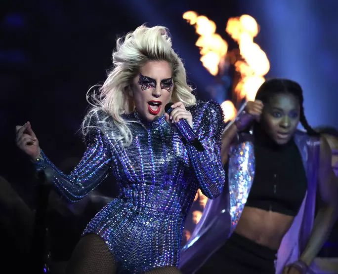 Lady Gaga的杂技超级杯半场演出的每一个闪耀的装备