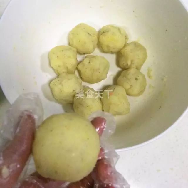把土豆虾泥分成