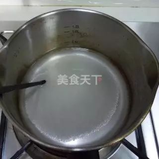 锅里放白糖和
