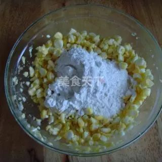 倒入糯米粉