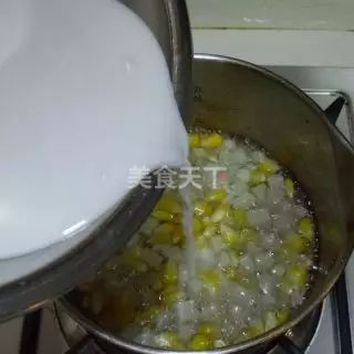可倒少量生粉浆勾芡