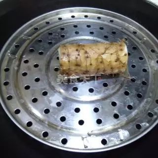 将一段山药蒸熟