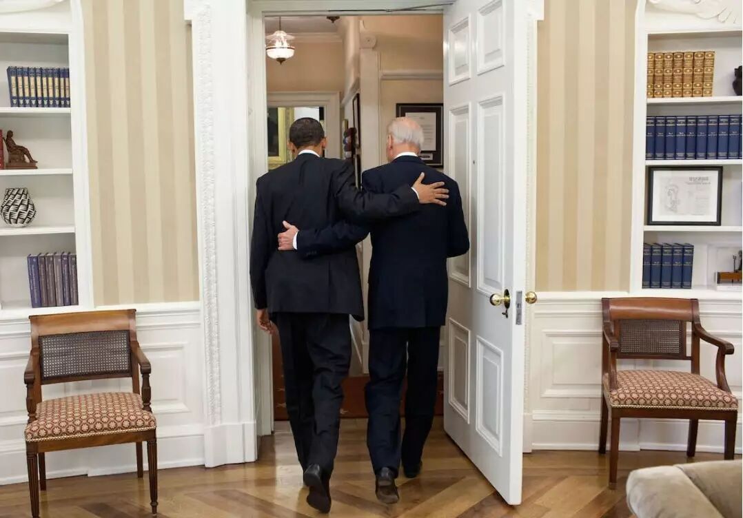 奥巴马给拜登发勋章 白宫