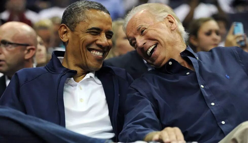 奥巴马给拜登发勋章 白宫