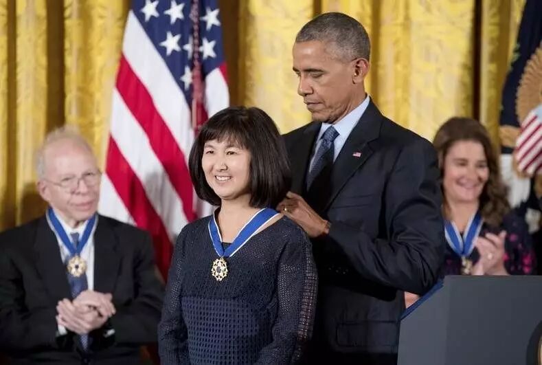 奥巴马给拜登发勋章 白宫