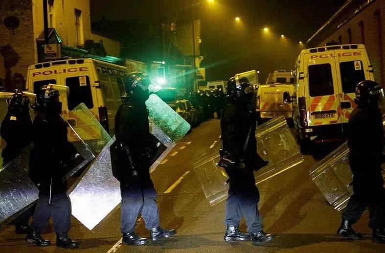 英國私營監(jiān)獄600名囚犯暴亂 通過社交媒體直播