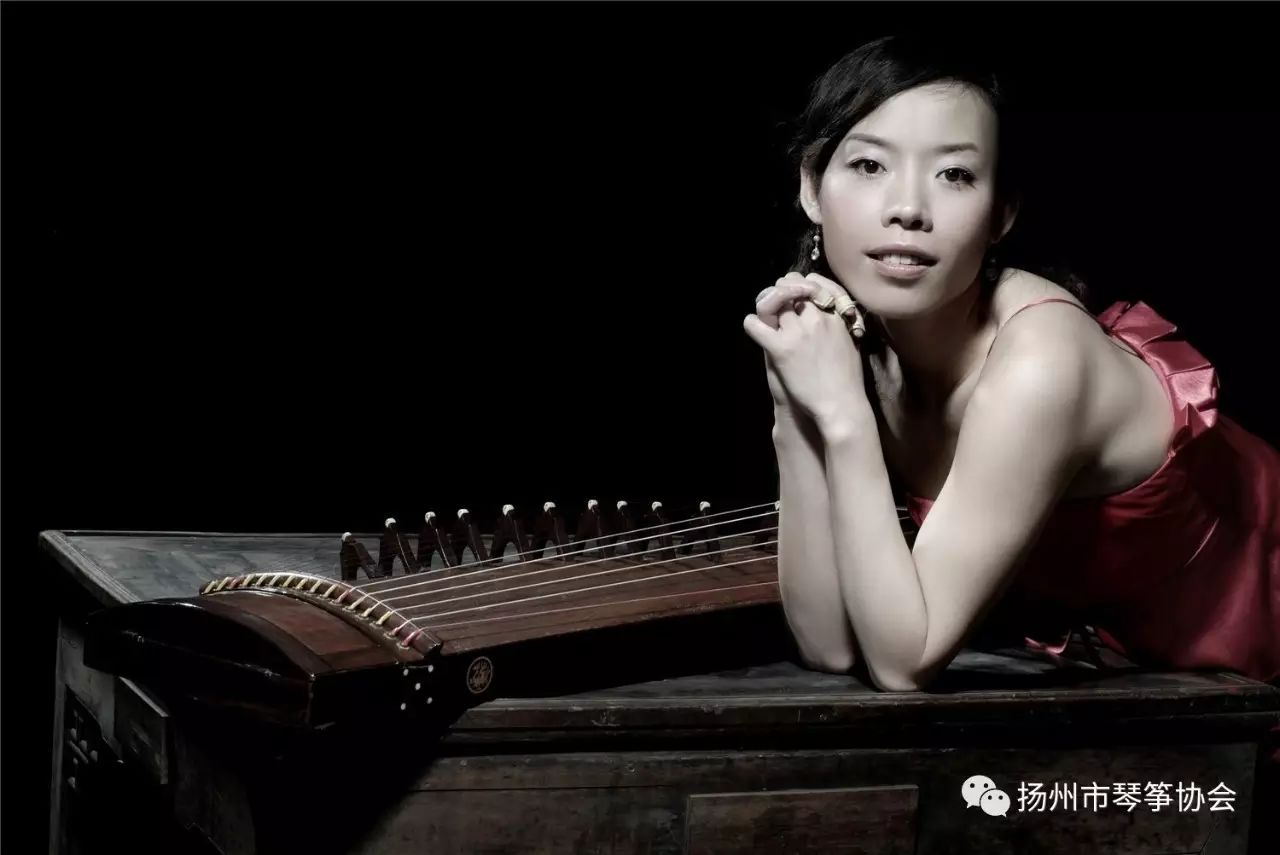 师从筝演奏家尹群老师,1994年考入中央音乐学院,师从李萌教授,并获得