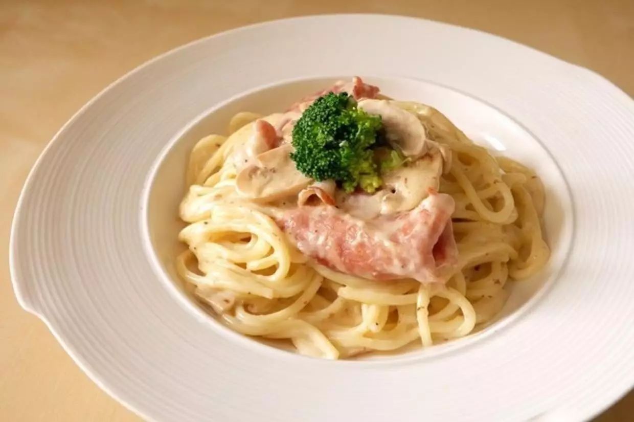 意式餐厅推荐 alfredo"s ristorante 几乎在所有的意大利餐厅里,餐牌