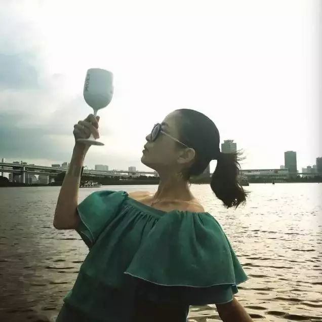 写真之外,宫泽理惠是什么样的?