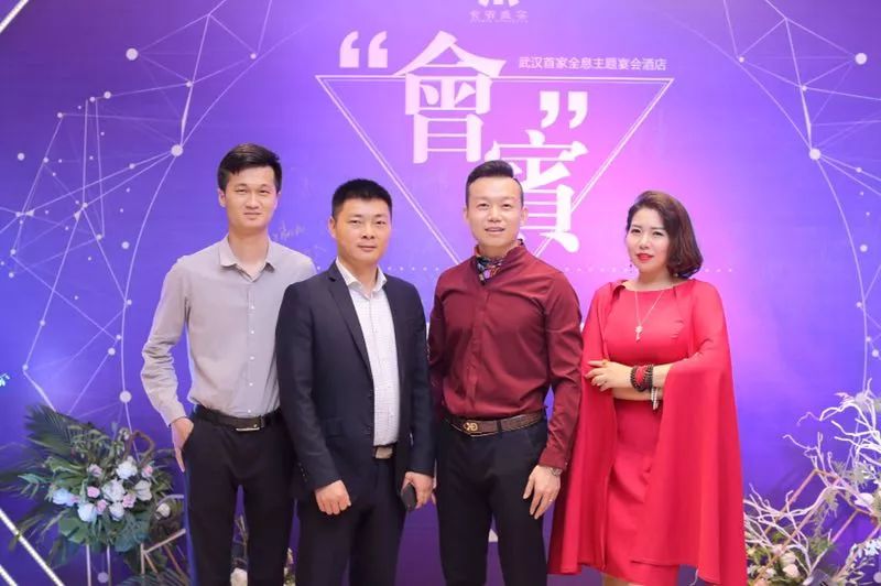 上图为湖北省人像行业协会会长喻承继先生,园博婚礼中心运营总监