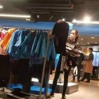TVB人妻屡传婚变不堪其扰,素颜逛街买卫衣,彻底粉碎分居谣言
