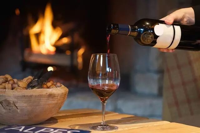 红酒为什么不能倒满