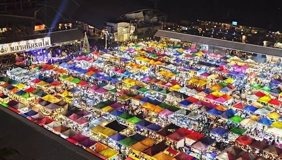 这个夜市最初是一个二手踏板车和