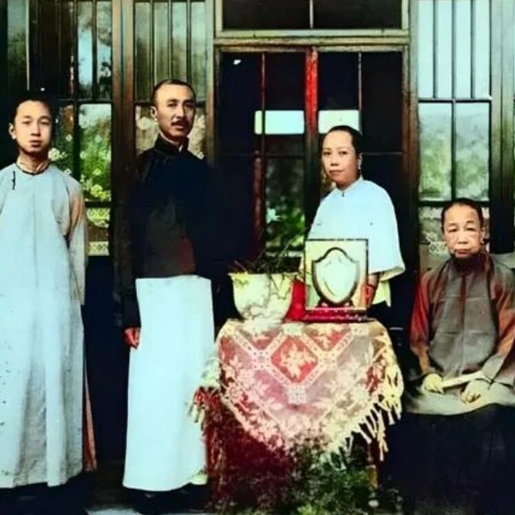 1927年，少年钱学森与家人的合影，家境比较富裕！