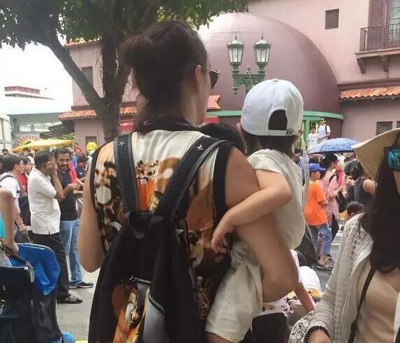 李承铉抱着Lucky,画面真是满满都是父爱呀!