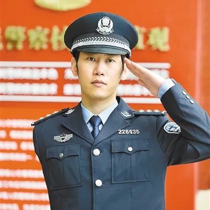 独臂刑警陈冰:模范践行十九大精神 做温暖他人的灯