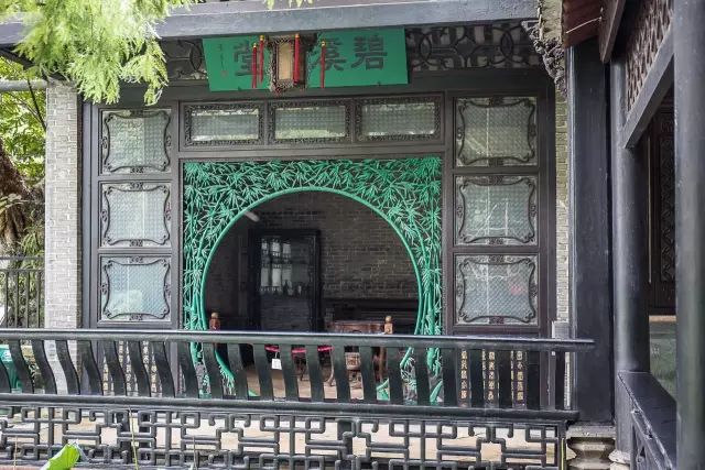 少爷说:这副镂雕着两束交叠翠竹的装饰叫"圆光罩"▼