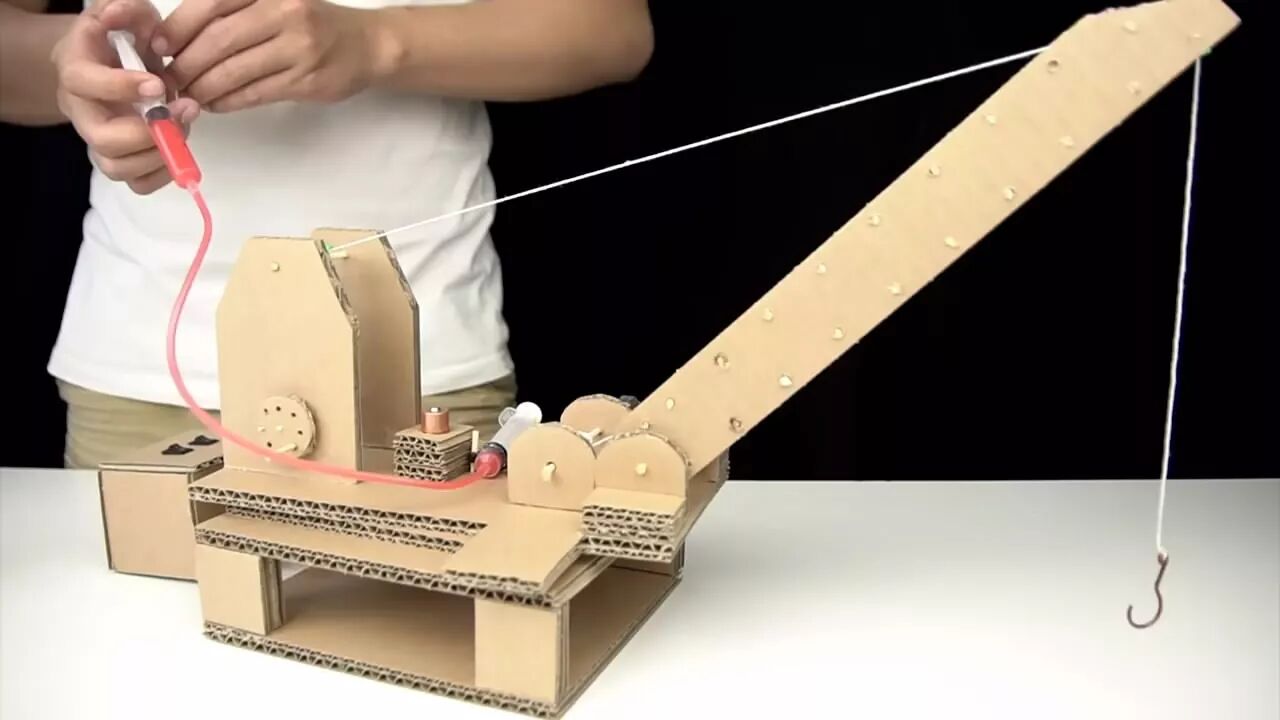 科技制作过程需大人全程陪伴,不能让孩子单独操作,确保安全.