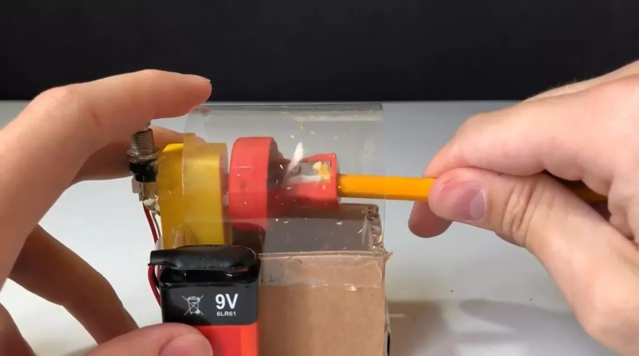【科学实验室】 用减速马达做的自动铅笔刀,削铅笔那叫一个好