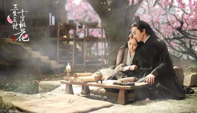 方才夜华（角色名）行色匆匆，淡薄之间隐含亲切，疏离之间暗藏婉约，如此神态，以我十多万年所见的风月经验，定是会佳人去了。