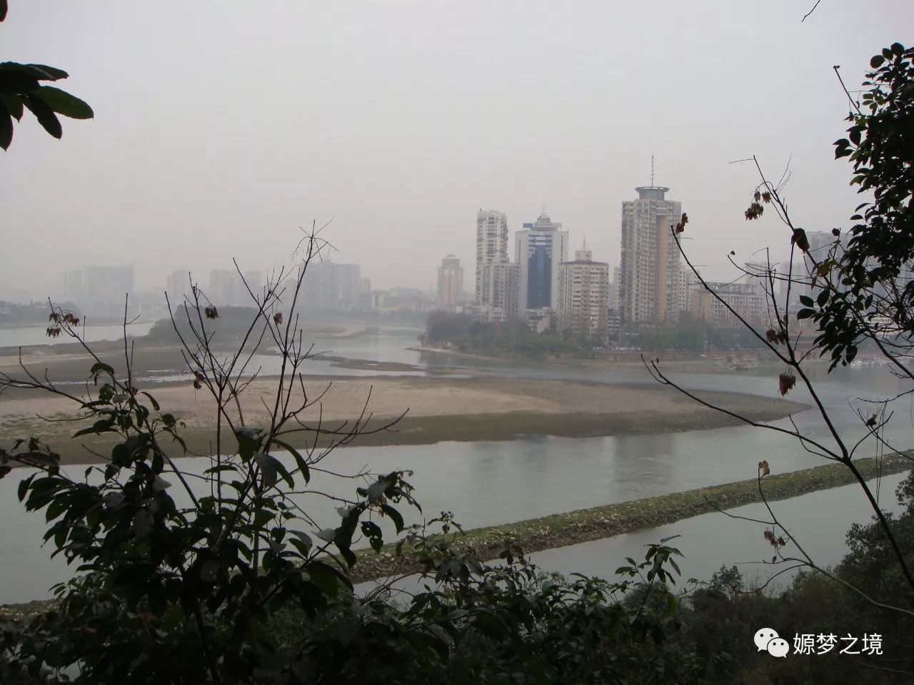 乐山大佛面对大渡河,青衣江和岷江三江汇流处,正对岷江.