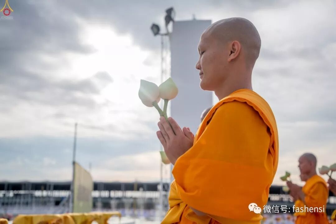 双手合十,内心虔诚,心静透明,法喜充满.
