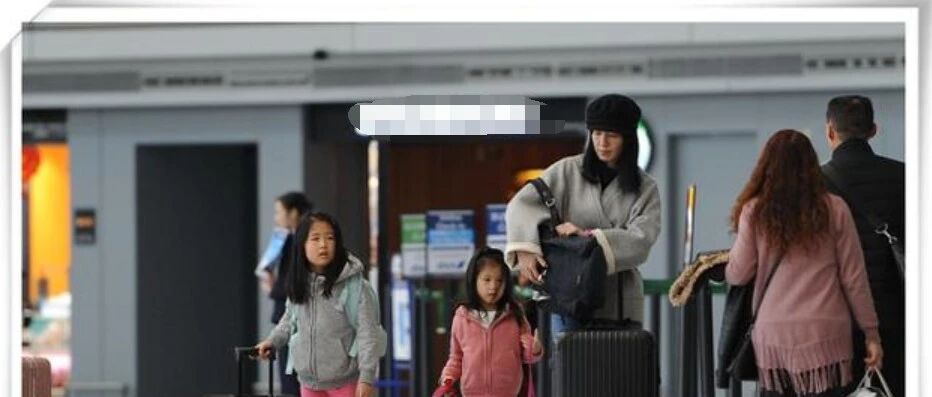 林熙蕾带娃现机场,穿灰色开衫配仔裤超接地气,素颜的她真有43岁