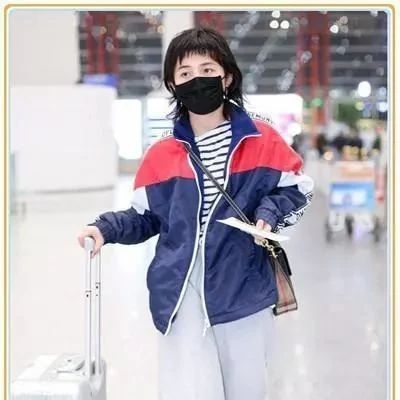 张子枫现身机场,狗啃刘海变邋遢大妈,网友:对得起16岁年龄的吗