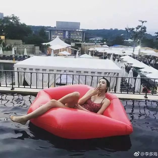 李多海穿吊带泳衣夏日玩水 纤细长腿姿态撩人