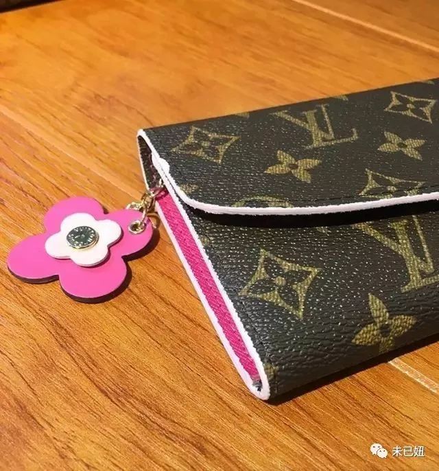 代购3000 小花钱包lv 钱包老花色手拿包!香港海关扣押