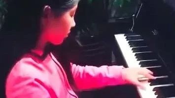 汪峰女儿小苹果弹钢琴视频首秀!音乐基因真强大!