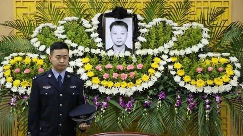 民警杨雪峰被刺牺牲后续:他救过的孩子找了他20年,如今也是一名警察