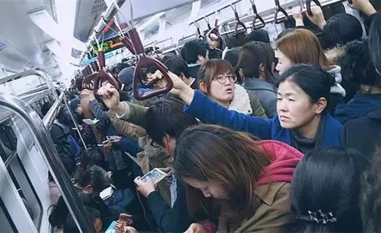 拥挤的北京地铁