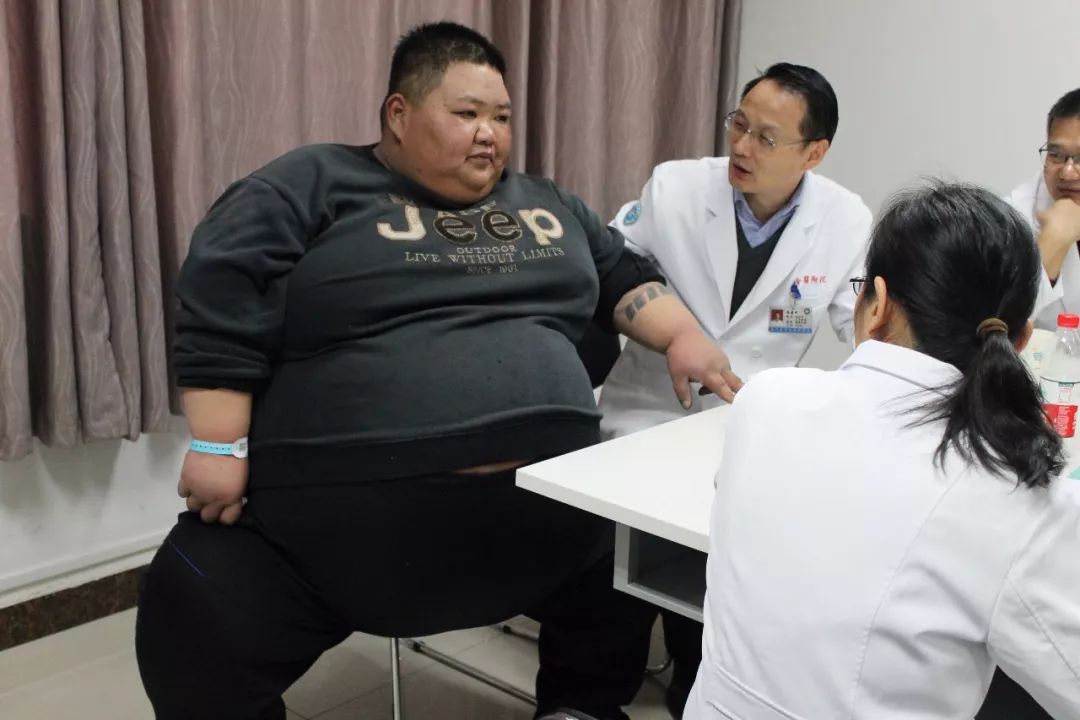是目前寻找到的"淮海经济区第一胖",患者心肺功能严重受损,已出现肥胖