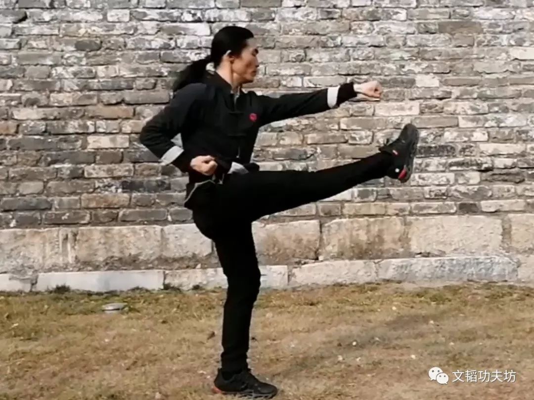 4. 马步冲拳