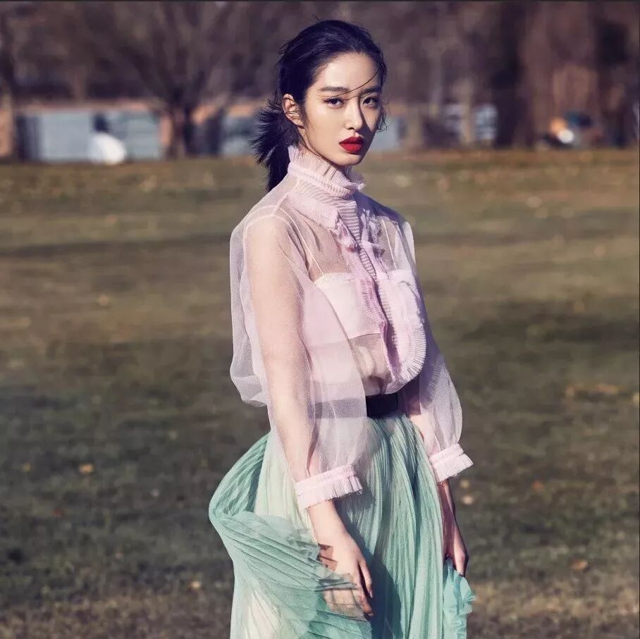 杨采钰不只是林丁丁,更是能驾驭各种风格的时装精!