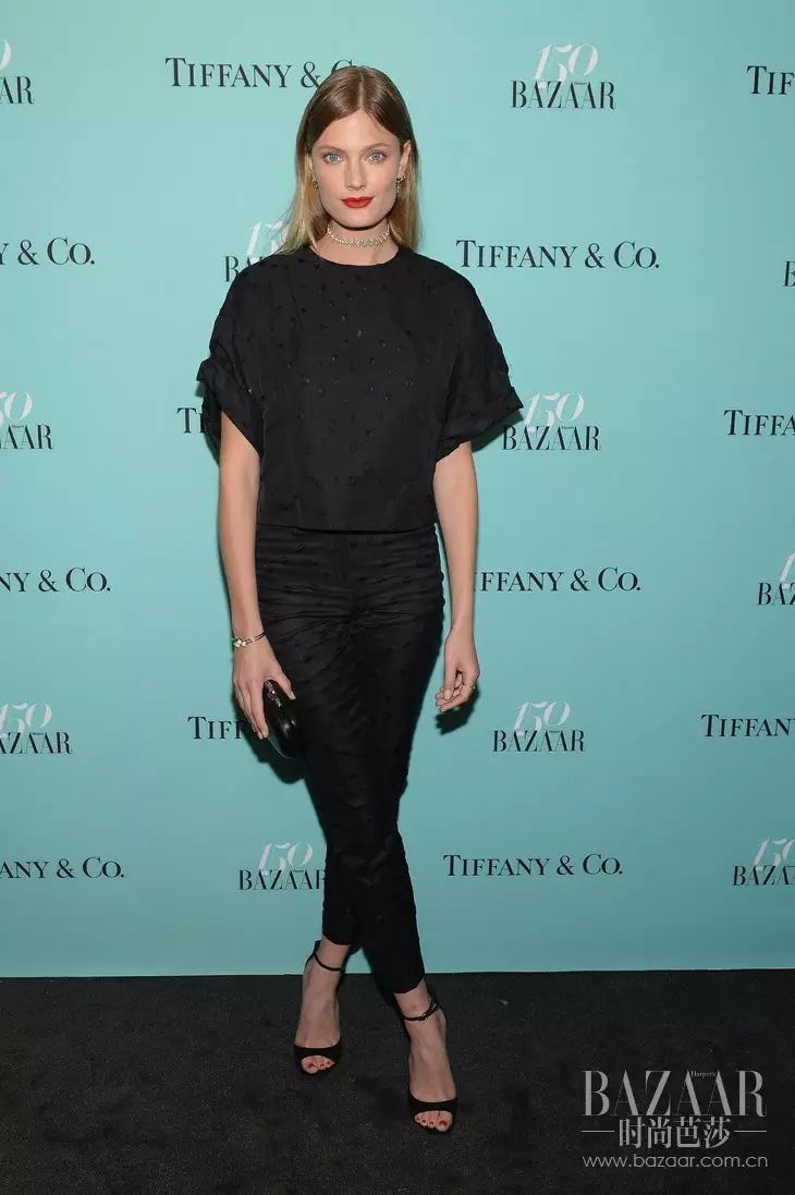 《harper"s bazaar》150周年生日快乐!肯豆性感礼服惊艳纽约帝国大厦!