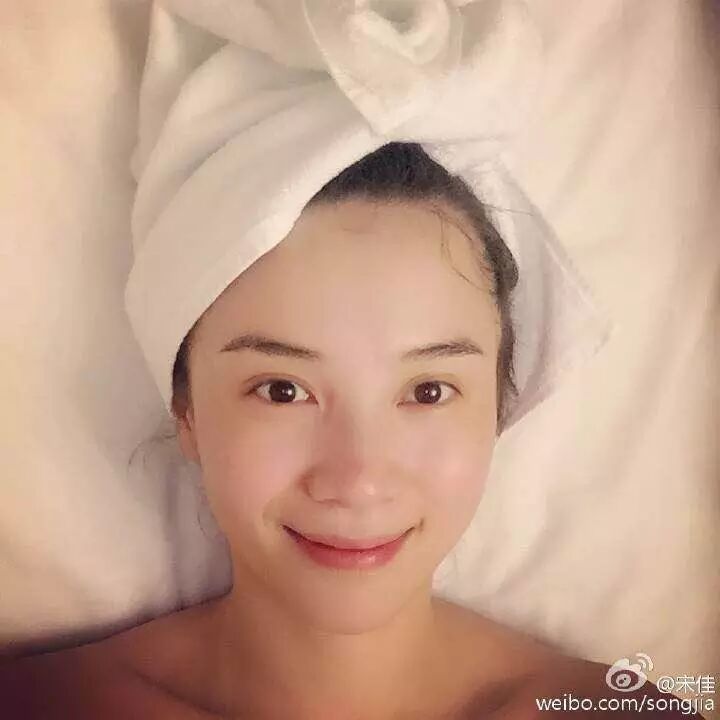 我认真羡慕小宋佳的素颜!只用一瓶精华液护肤是秘诀?