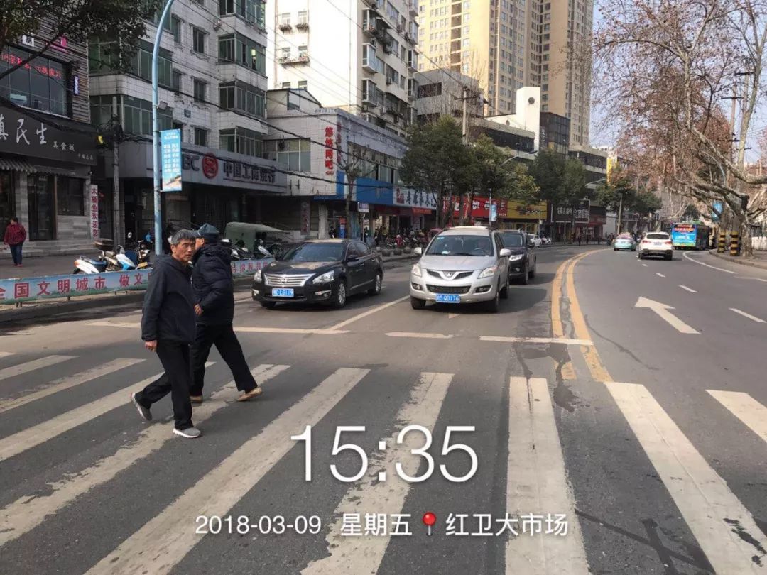 地点:十堰市红卫路段 时间:2018年3月7日 地点:十堰市红卫路段 礼让