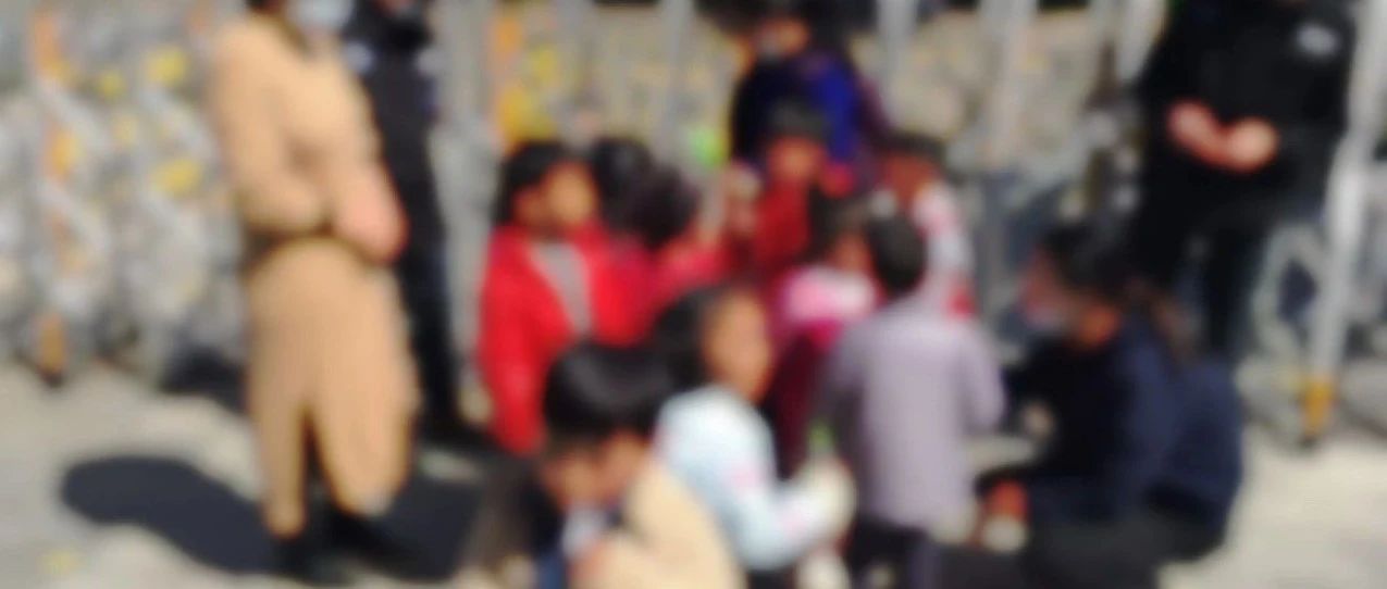 学校演习“拐骗”活动，1个糖果1分钟拐走18个孩子，致命的教育漏洞太心痛！