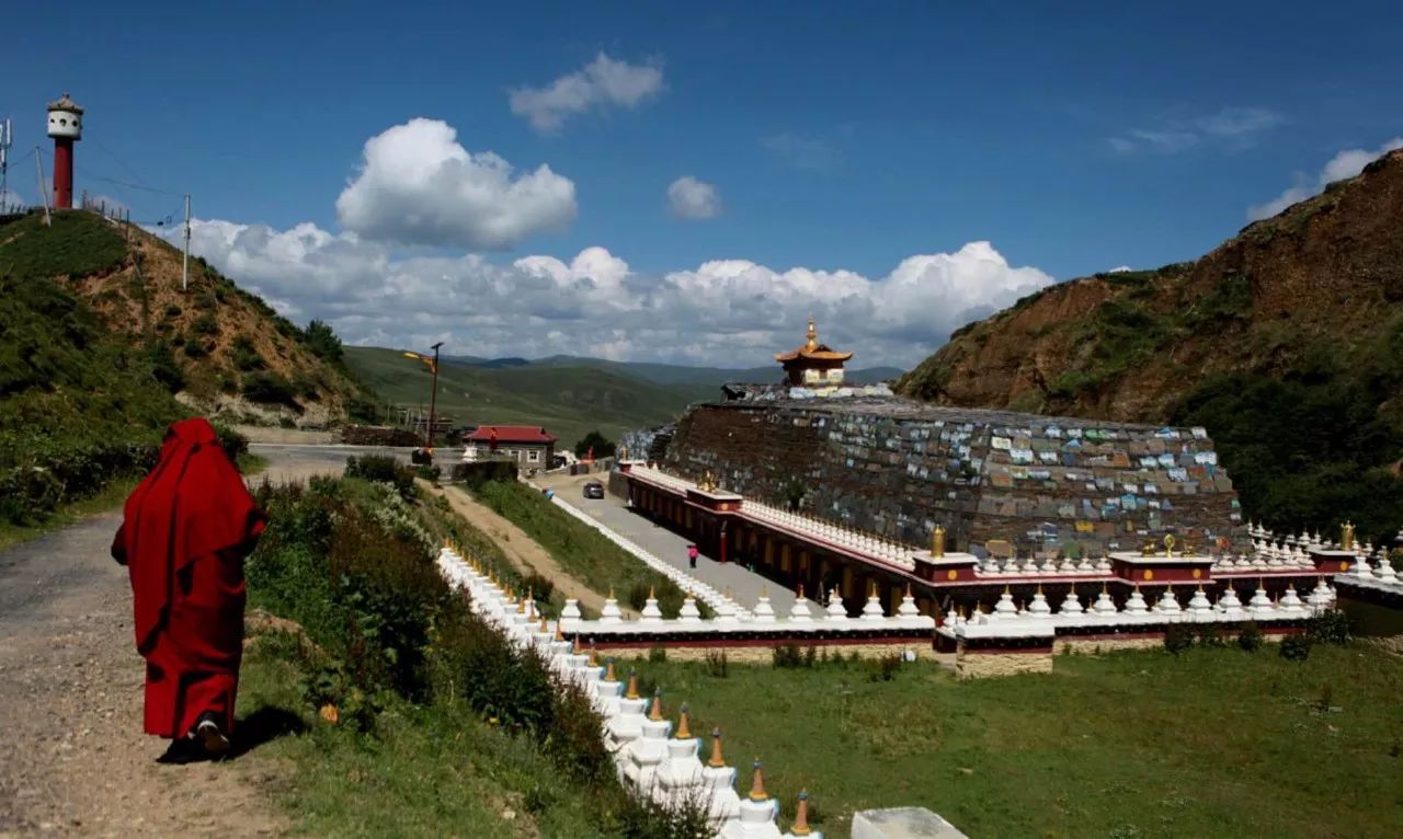 和平大法会木雅大寺现有僧众1500余人, 寺院为各位提供一个祈福超度