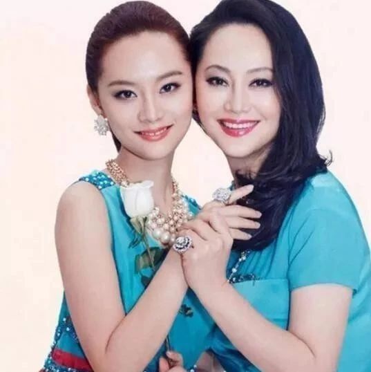 娱乐圈“妈妈比女儿漂亮”的母女照曝光:有人显嫩,有人却像姐妹