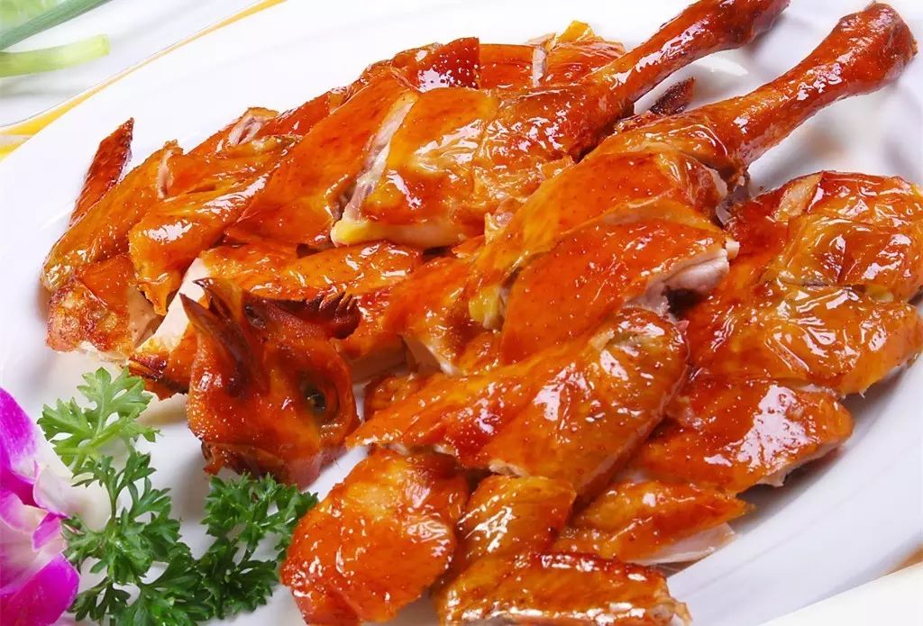 招牌为鸡煲 推荐餐厅: 广油鸡 详细地址:北京南路左二巷6号(需预约)