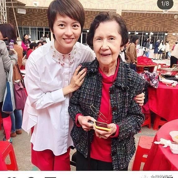 梁咏琪带混血女儿出席校庆,外籍老公现身,帅气外形引校友犯花痴