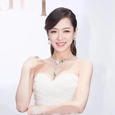 美女主播杨千霈晒女儿正面照,反被人投诉在医院耍大牌
